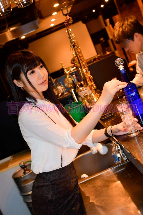 番号300MIUM-173,酒吧看板娘接待员MM